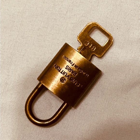 LV lock and key - Picture 1 of 6